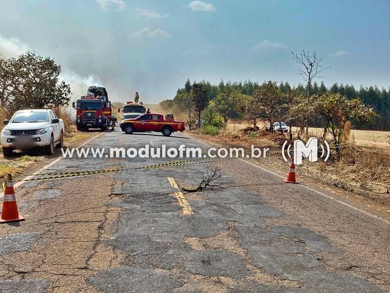 Imagem 2 do post Carreta carregada de algodão pega fogo na MG-188 próximo a Patrocínio