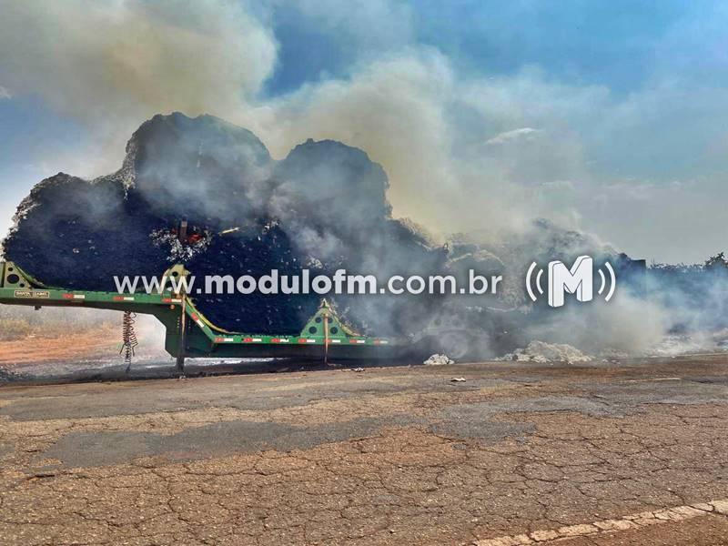 Carreta carregada de algodão pega fogo na MG-188 próximo a Patrocínio