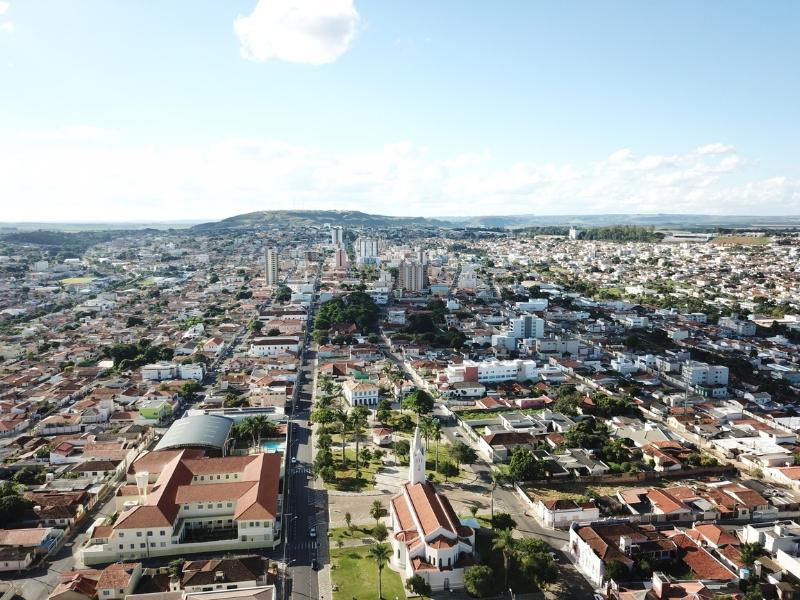 Frente fria avança e pode trazer chuva isolada para Patrocínio neste sábado, mas calorão continua