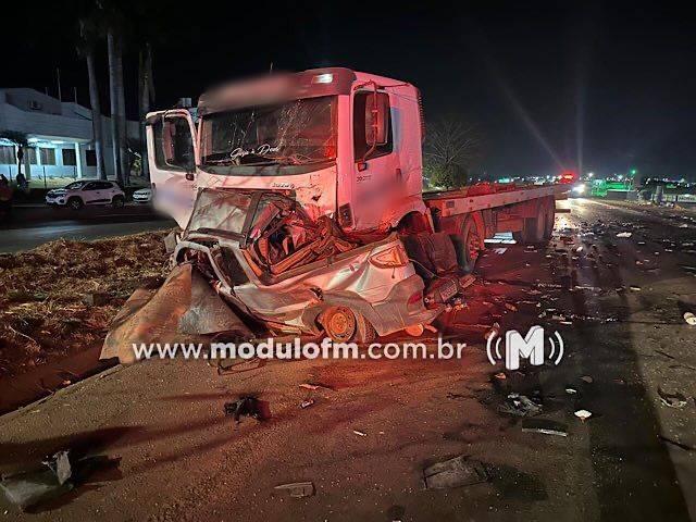 Motorista perde a vida em grave acidente entre picape e caminhão na BR-365