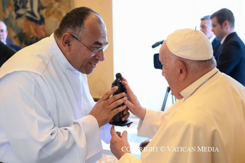 Padre Vinícius Maciel participa de audiência com o Papa Francisco e leva imagem do Beato Padre Eustáquio