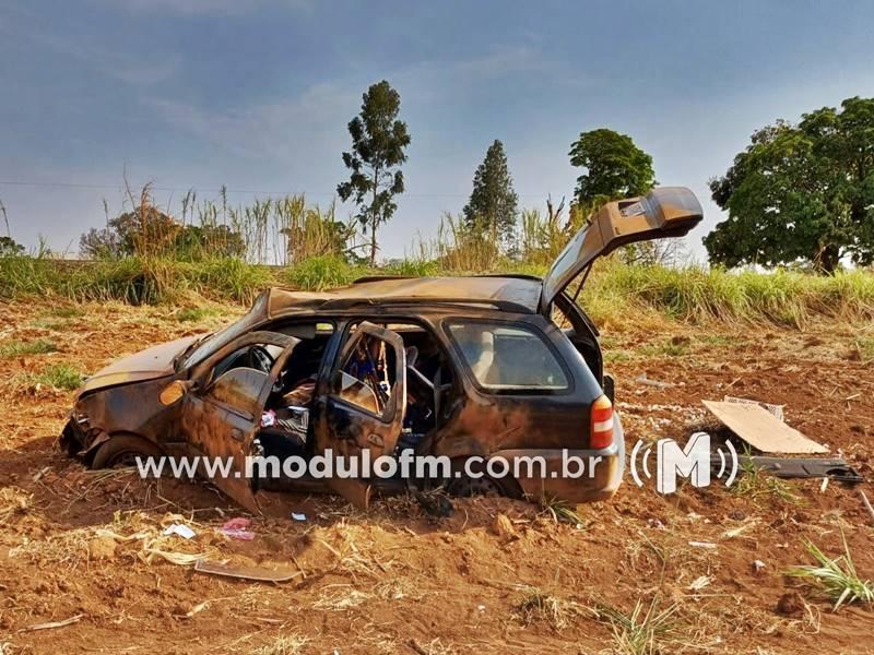 Recém-nascido morre após motorista dormir ao volante e carro capotar na BR-352