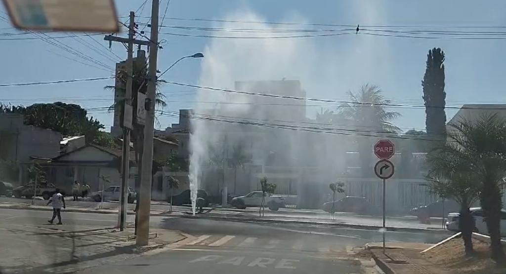 Adutora rompe na Av. Dom José André Coimbra e...