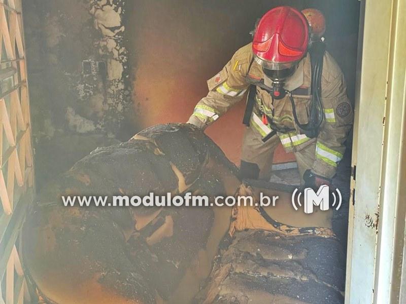 Bombeiros controlam incêndio em residência após moradora atear fogo