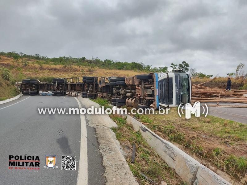 Caminhão carregado de eucalipto tomba e interdita BR-146 na...