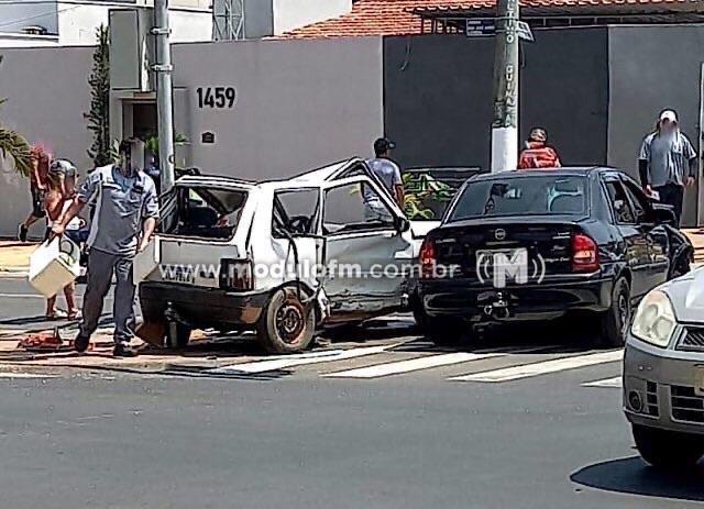 Carro colide com poste após acidente no centro de Patrocínio; SAMU atende