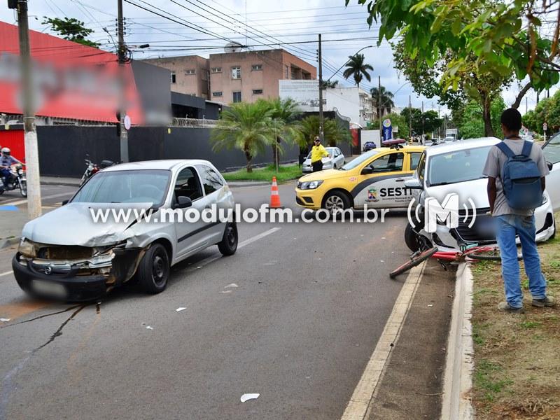 Colisão entre dois veículos resulta em atropelamento de ciclista...