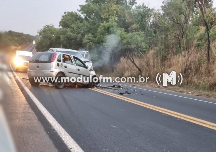 Grave acidente entre carro e caminhonete deixa duas pessoas...