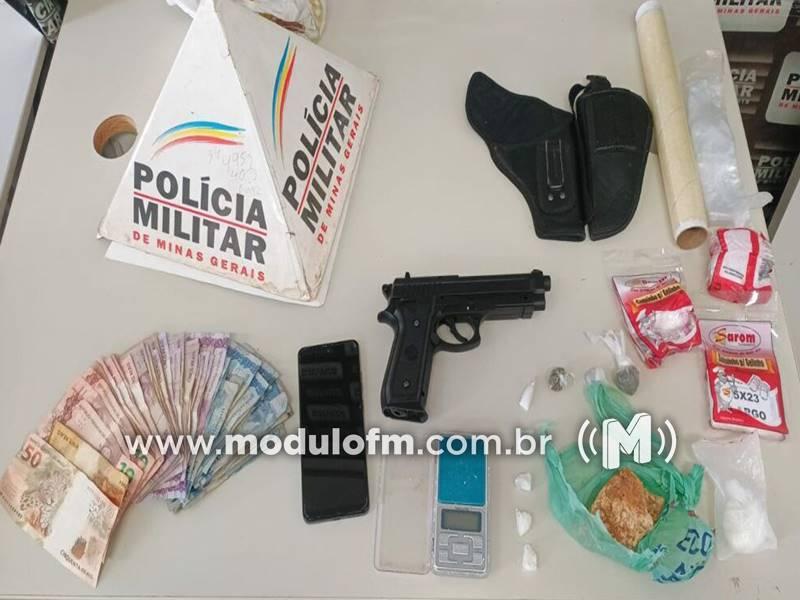 Homem é preso com drogas e simulacro de arma...