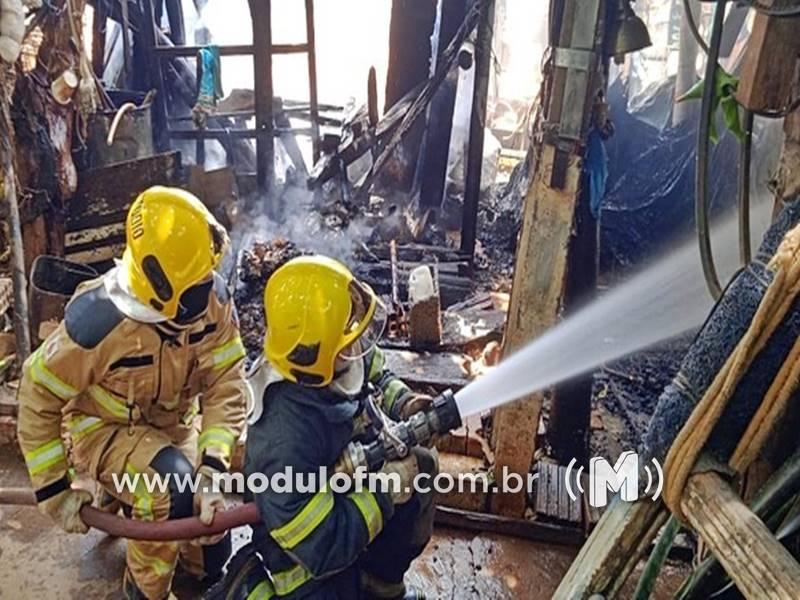 Incêndio causado por fogão a lenha danifica residência em...