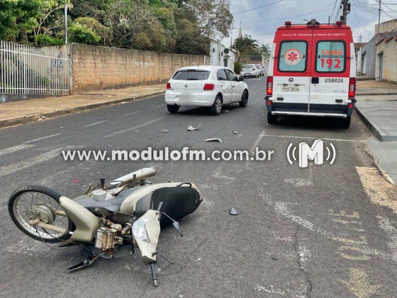 Mulher fica ferida em colisão entre carro e motocicleta no bairro São Vicente