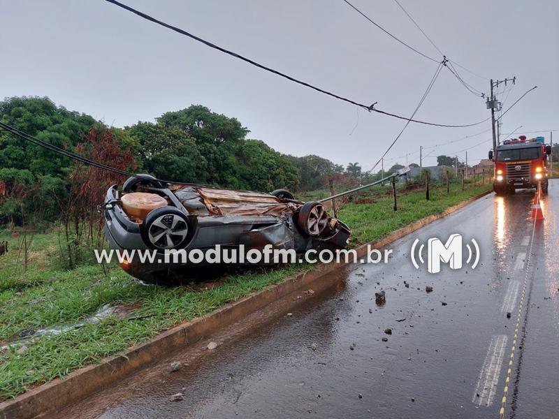 Veículo capota após colisão com poste e condutor escapa por pouco de...