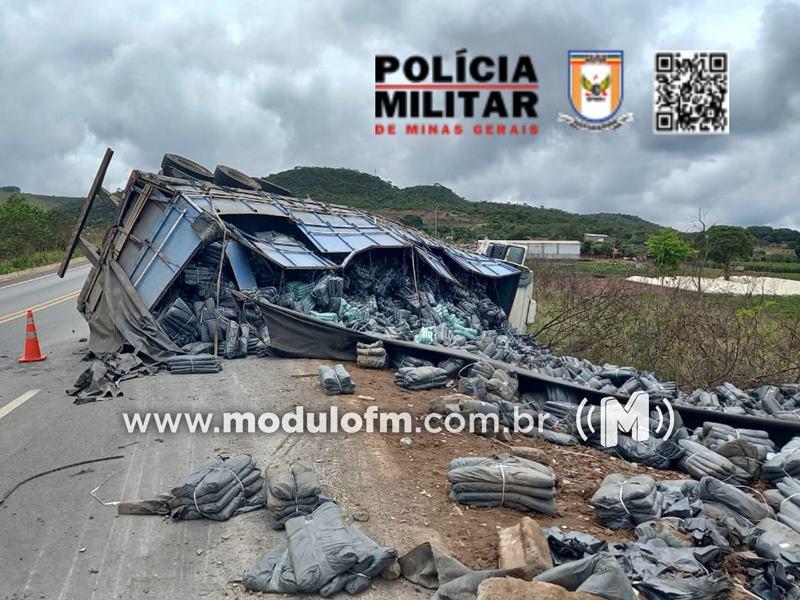 Caminhão com 32 toneladas de carga tomba em curva...