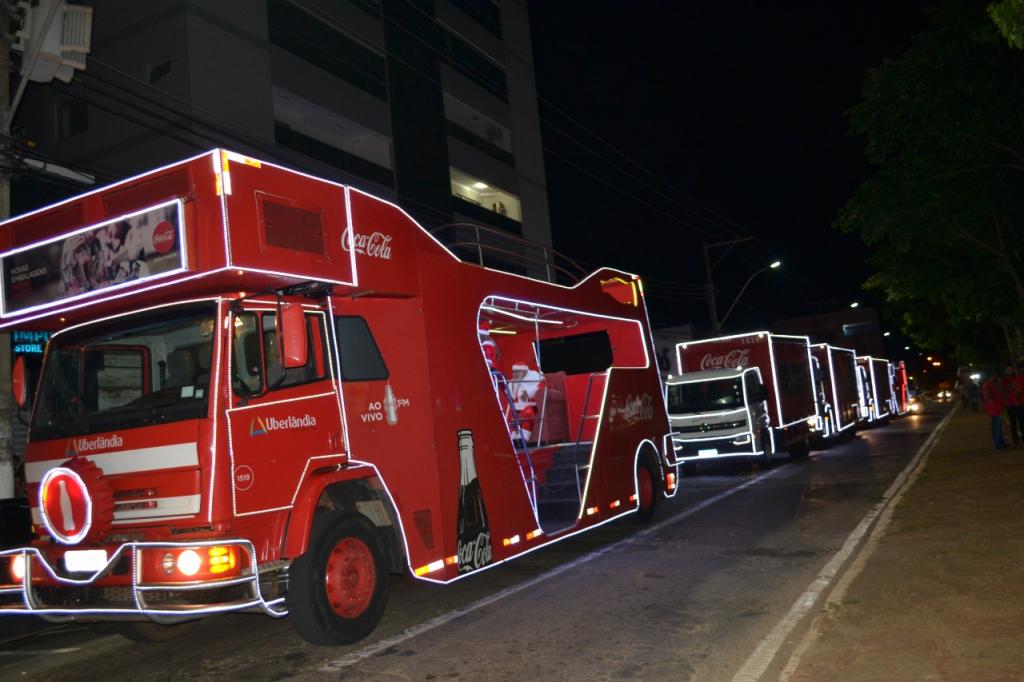 Caravana da Coca-Cola anima Natal em Patrocínio com desfile pelas principais ruas