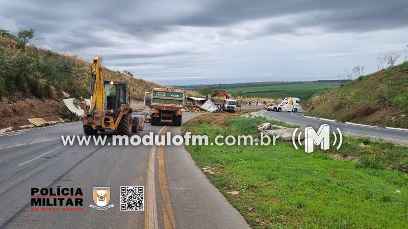 Carreta tomba na Serra da Catiara e bloqueia a BR-146 nos dois sentidos