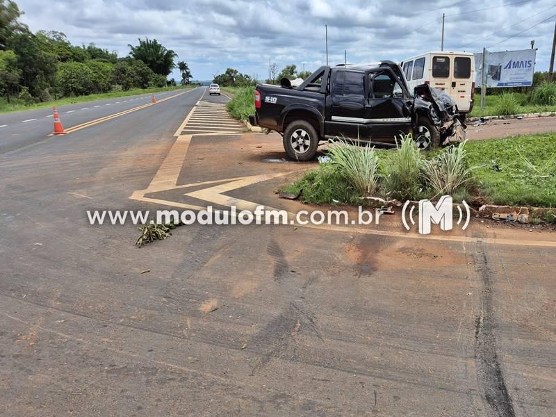 Imagem 3 do post Colisão entre caminhonete e van deixa dois gravemente feridos no trevo de Romaria