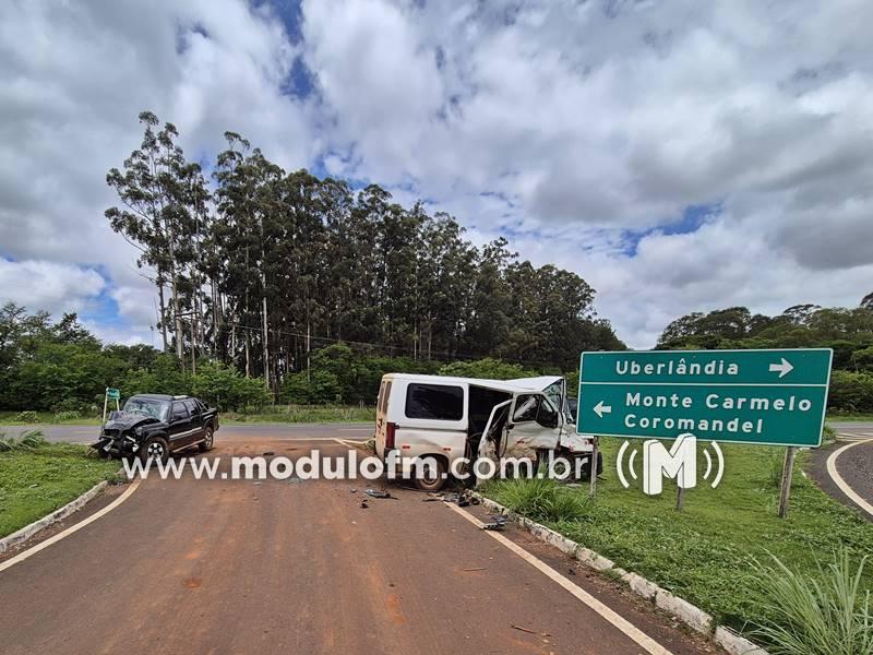 Imagem 2 do post Colisão entre caminhonete e van deixa dois gravemente feridos no trevo de Romaria