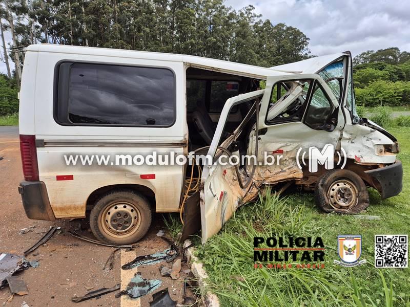 Imagem 1 do post Colisão entre caminhonete e van deixa dois gravemente feridos no trevo de Romaria