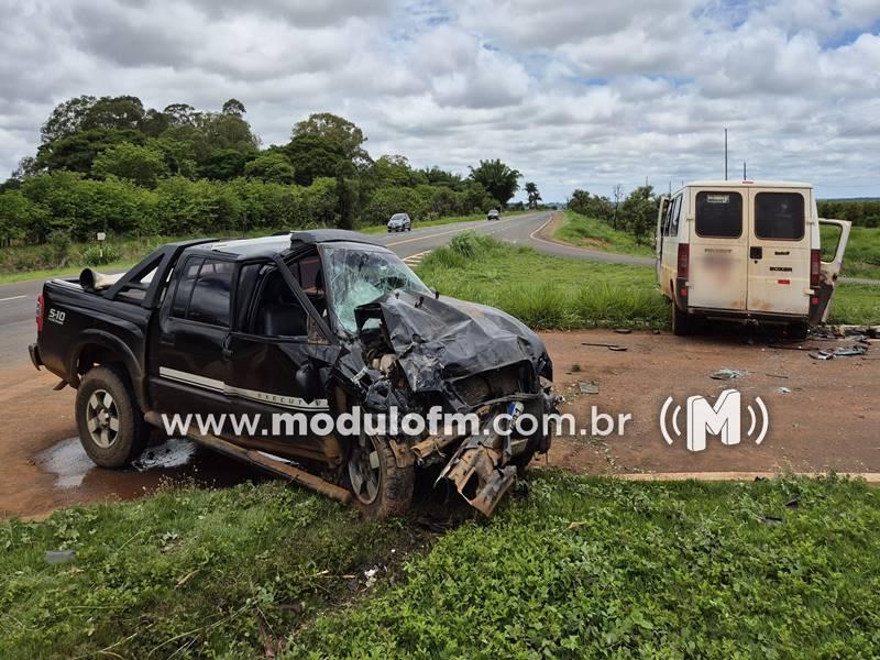 Colisão entre caminhonete e van deixa dois gravemente feridos no trevo de Romaria