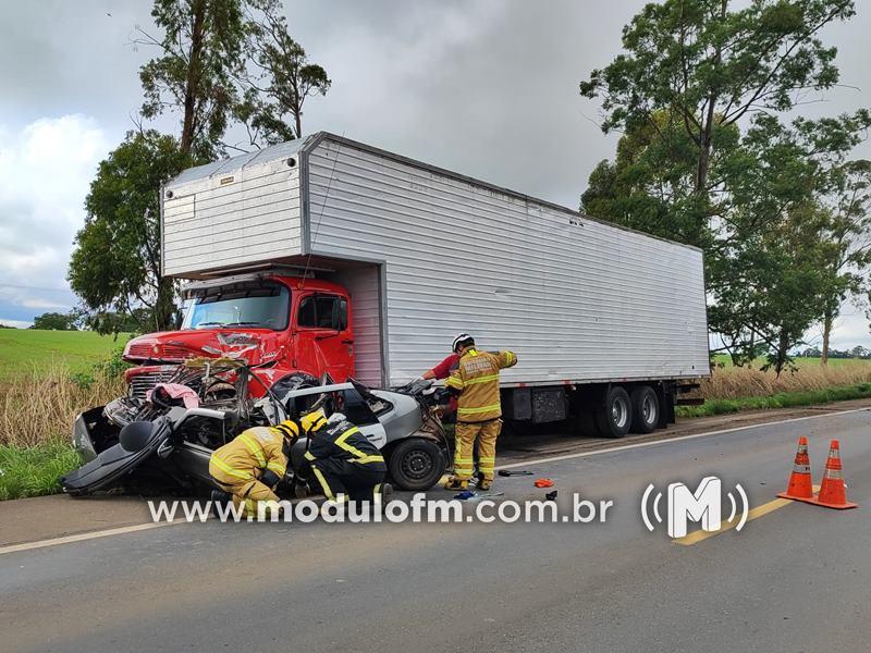 Colisão frontal entre carro e caminhão deixa dois mortos e um ferido em estado grave na BR-365