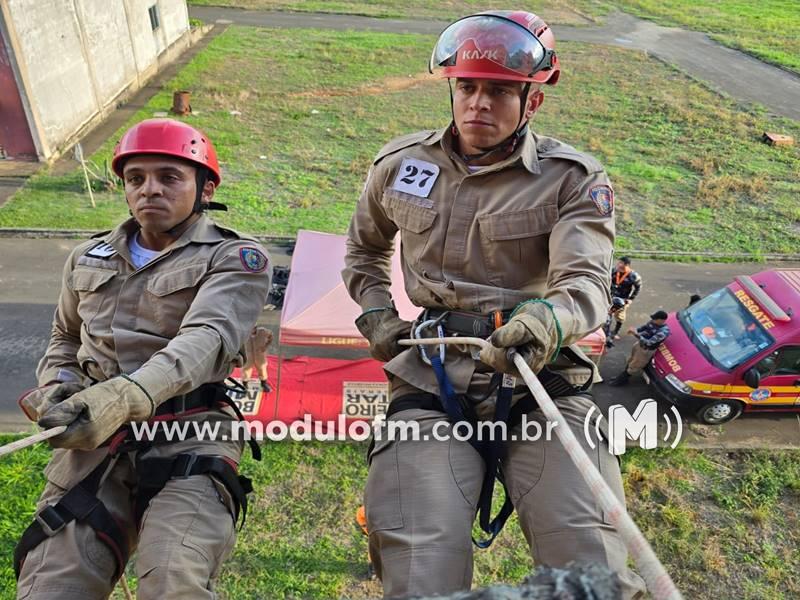 Imagem 8 do post Curso Tático Móvel recebe instruções de salvamento aquático e em altura pelo Corpo de Bombeiros de Patrocínio