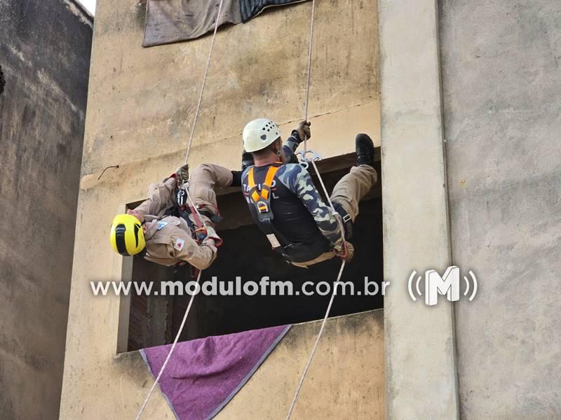 Imagem 9 do post Curso Tático Móvel recebe instruções de salvamento aquático e em altura pelo Corpo de Bombeiros de Patrocínio