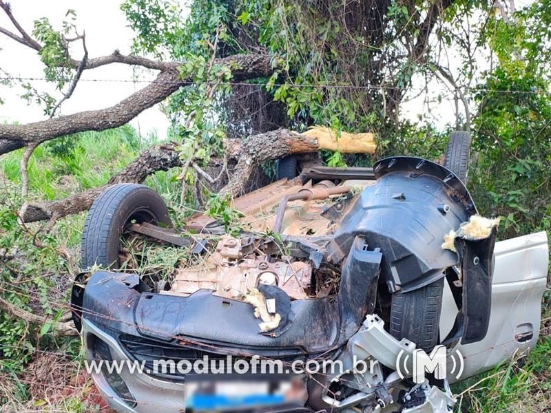 Motorista cochila ao volante e capota veículo na MG-188 em Coromandel