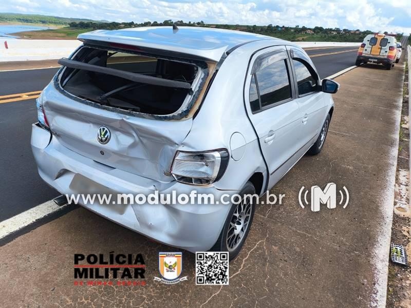 Motorista diminui velocidade perto de suposto radar e causa colisão entre carreta e carro na MGC-462 em Patrocínio