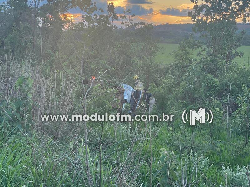 Motorista fica inconsciente e com TCE após capotamento na BR-365 em Patrocínio