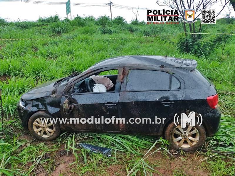 Mulher é arremessada de carro durante capotamento e morre...