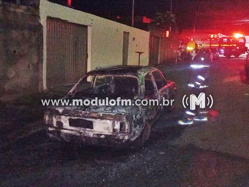 Pane elétrica provoca incêndio e destrói carro no bairro Serra Negra