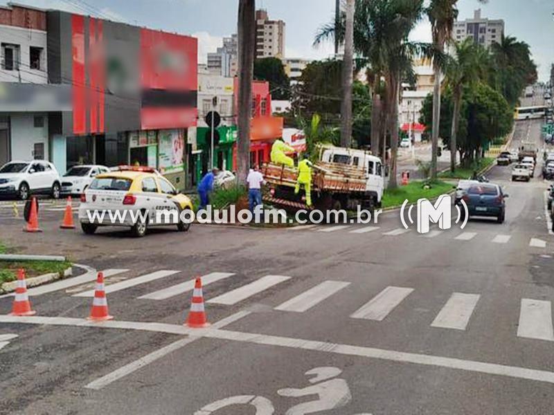 Poste de semáforo é danificado após colisão de veículo em Patrocínio