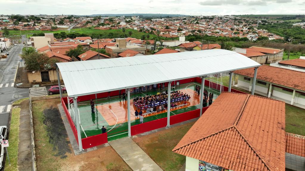 Prefeitura inaugura quadra na Escola Conceição Eloi dos Santos em homenagem a João Adão de Brito