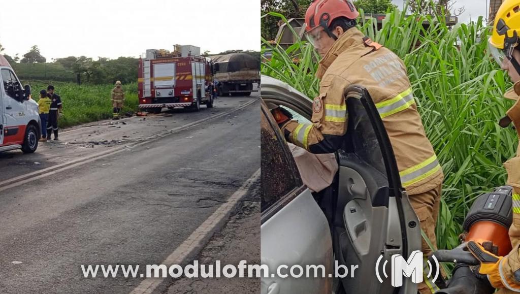 Acidente na MG-230 entre carro e carreta mata homem de 67 anos e deixa quatro pessoas feridas