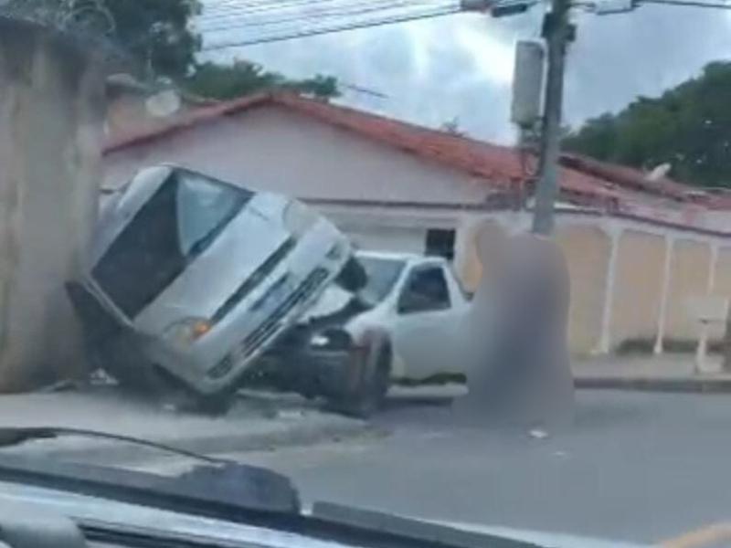 Acidente no bairro Matinha deixa veículos danificados, mas sem feridos graves