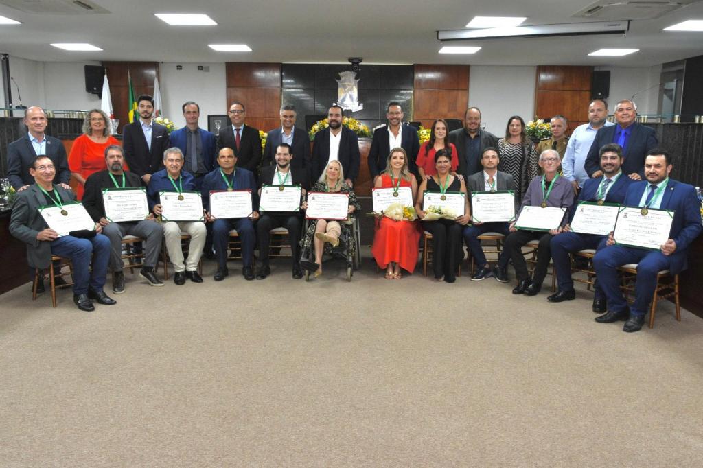 Câmara de Patrocínio entrega títulos de cidadania a 14 homenageados em sessão solene