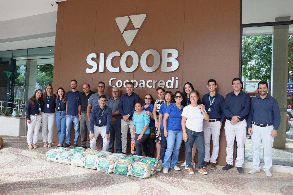 Campanha Natal de Amor do Sicoob Coopacredi faz doação de cerca de 6t de alimentos