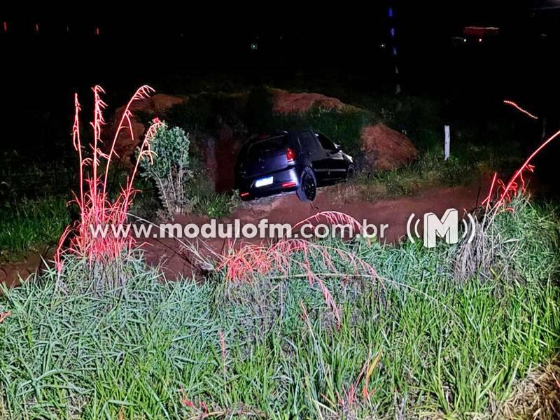 Imagem 2 do post Condutor de 28 anos perde controle em curva e sofre acidente na MG-230 em Serra do Salitre