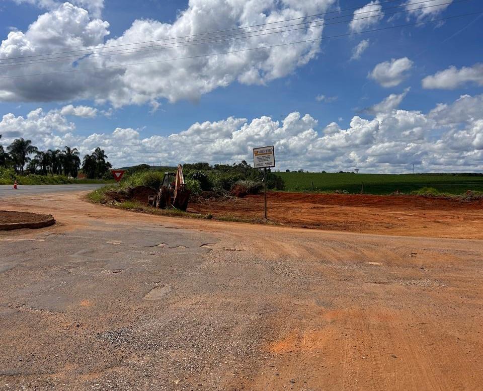 MG-230: Iniciada a limpeza do terreno para construção do “Trevo do Enxó” em Patrocínio