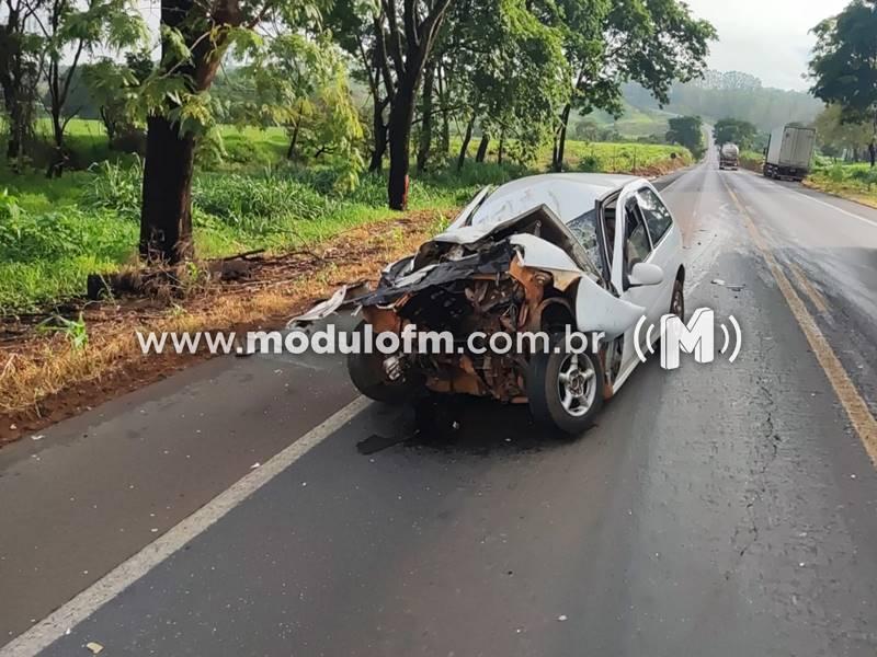 Imagem 1 do post Motorista de carro de passeio fica ferido em colisão traseira com caminhão na BR-365