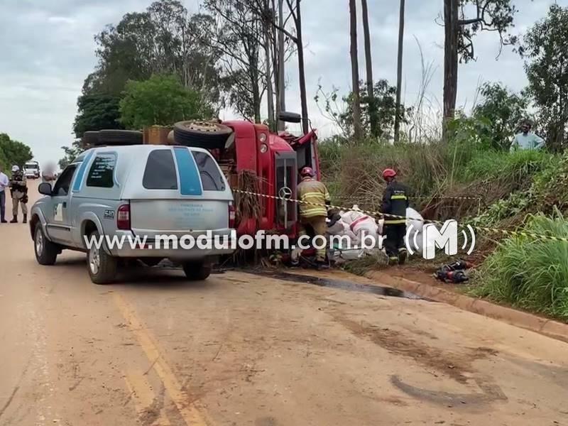 Motorista morre preso às ferragens após tombamento de caminhão na MG-188 em Coromandel