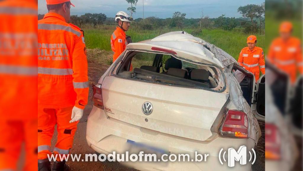 Vítima é socorrida após capotamento de veículo na BR 365