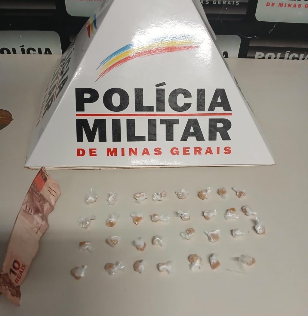 Dupla é presa em Patrocínio com mais de 30 pedras de crack no bairro Marciano Brandão