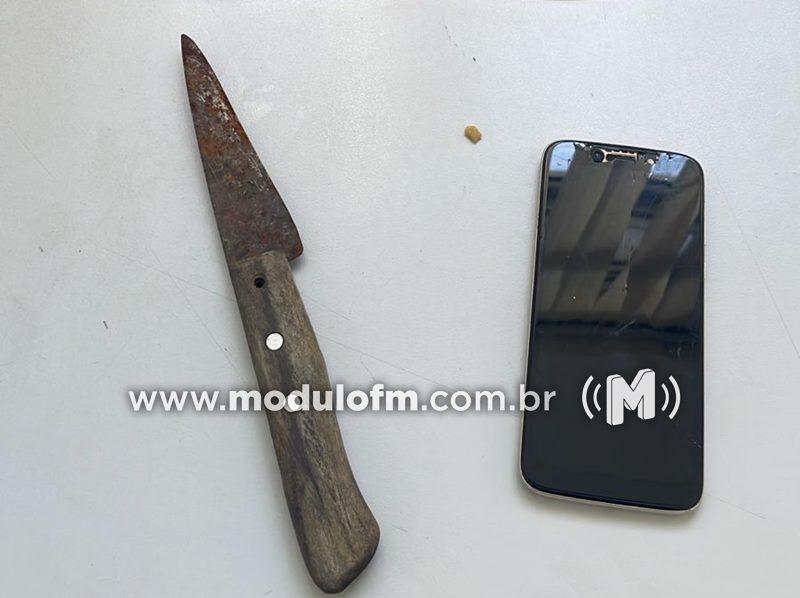 Garota é apreendida após ser flagrada com faca, celular furtado e droga em Patrocínio