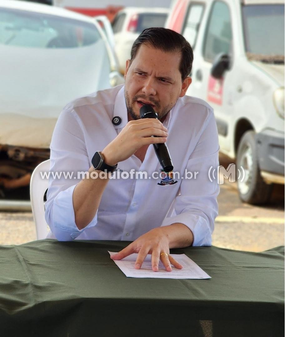 Gustavo Brasileiro faz cobranças duras a Zema: 'Entrega R$ 10 milhões e acha que está fazendo muito pela cidade'