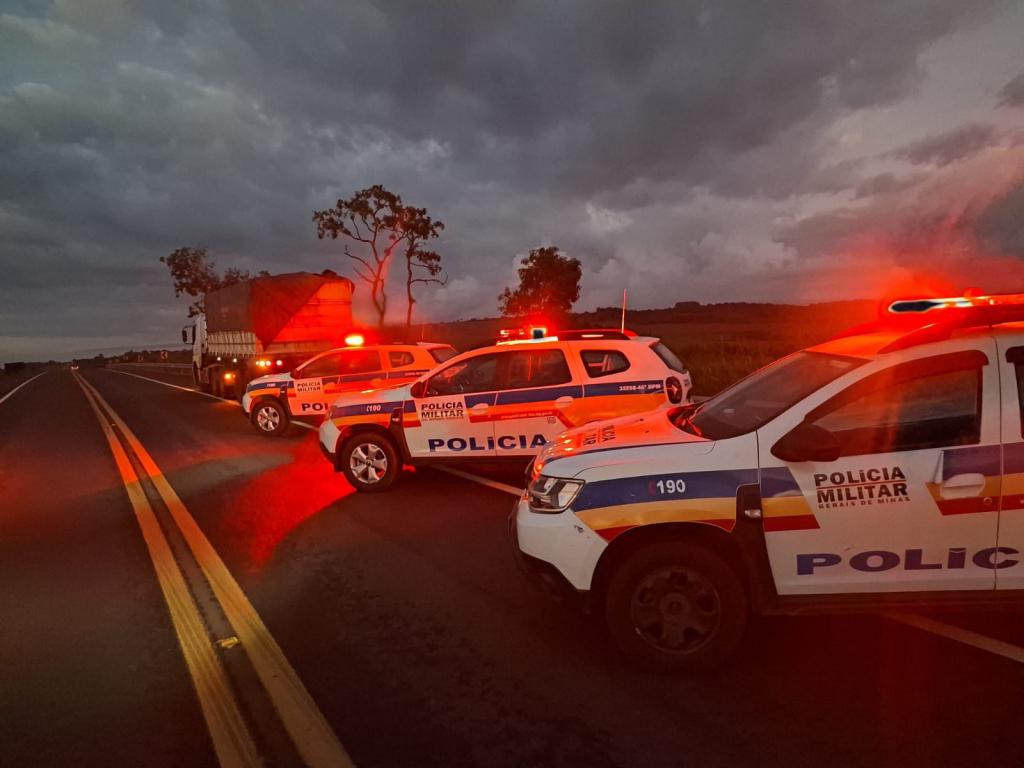 Imagem 1 do post PM de Patrocínio apreende carreta com café roubado em Boa Esperança e prende dois autores