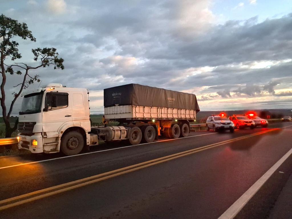 PM de Patrocínio apreende carreta com café roubado em Boa Esperança e prende dois autores