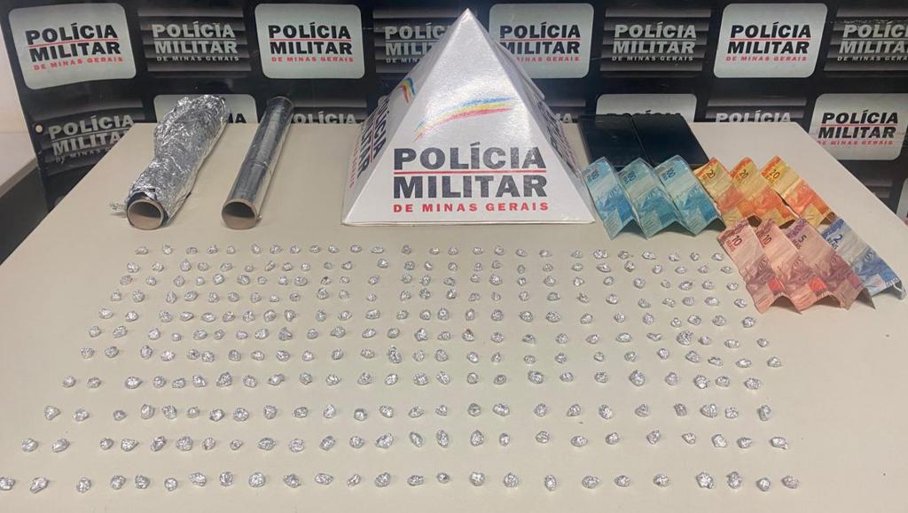 Polícia Militar prende casal e apreende grande quantidade de drogas no Bairro Serra Negra