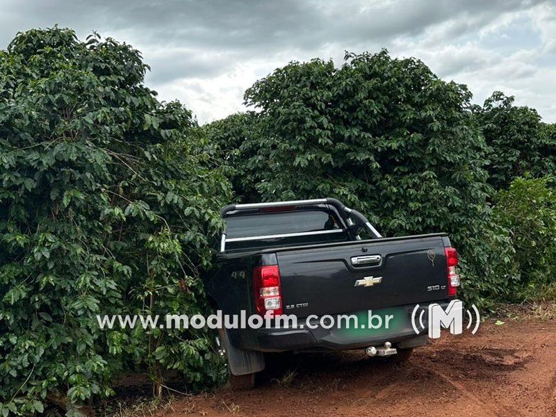 Polícia Militar recupera caminhonete roubada após sequestro de motorista em Guimarânia