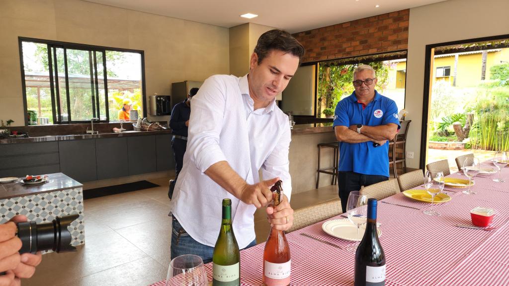 Imagem 5 do post Empresários de Angola visitam fazenda em Serra do Salitre para troca de conhecimentos sobre café e vinhos